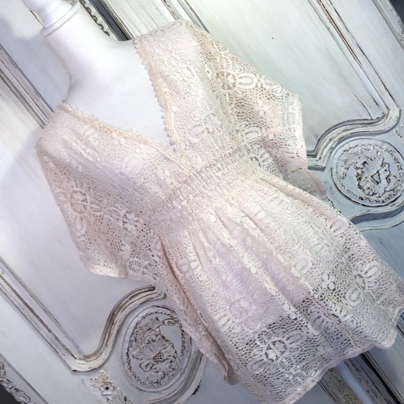 Xhilaration Cream Lace V Neck Smocked Waist Tie Back Batwing Top Size Small - Picture 2 of 11